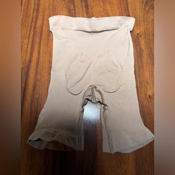 Skims seamless sculpting shorts XS NWOT - Picture 5 of 5